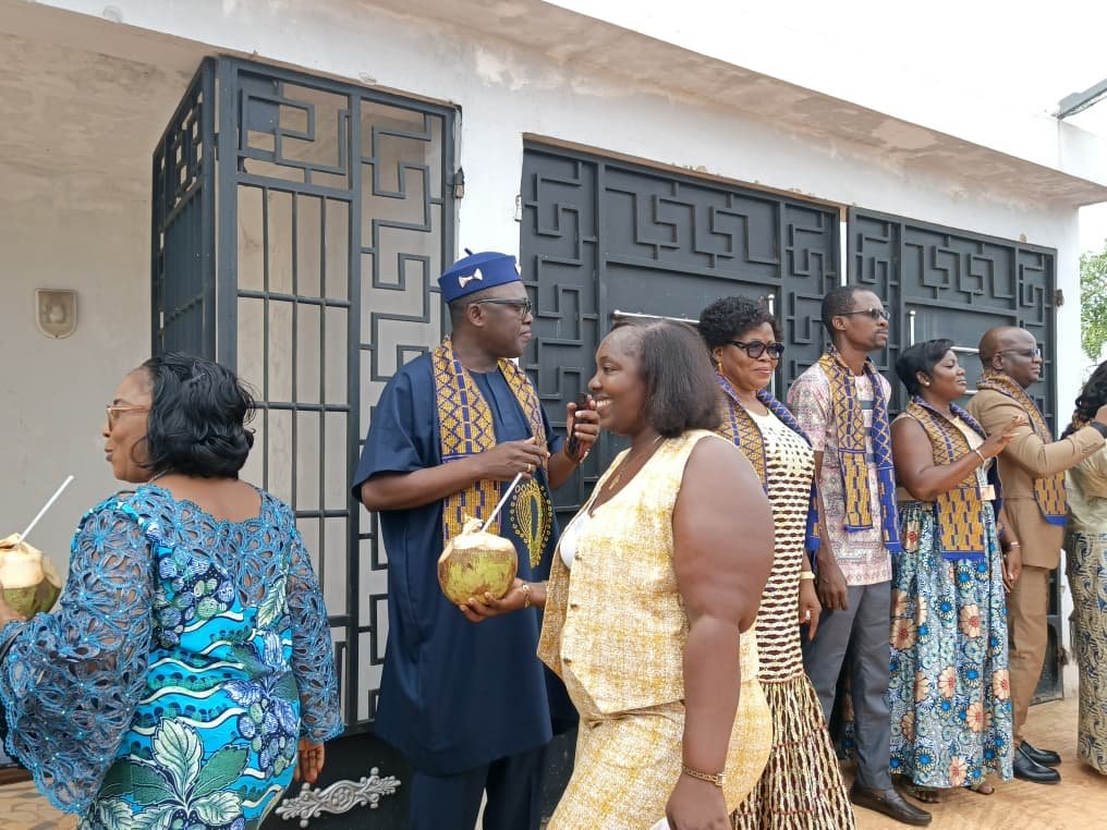 Les membres d’honneur de "Femmes Pacifiques du Togo" honorent les femmes de l’association lors d’une soirée de reconnaissance